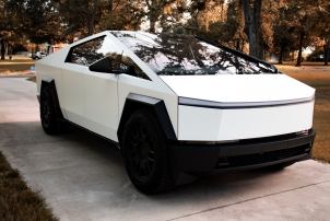 Cybertruckwrap-whitecybertruck